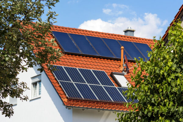 Panouri solare pe acoperișul unei case