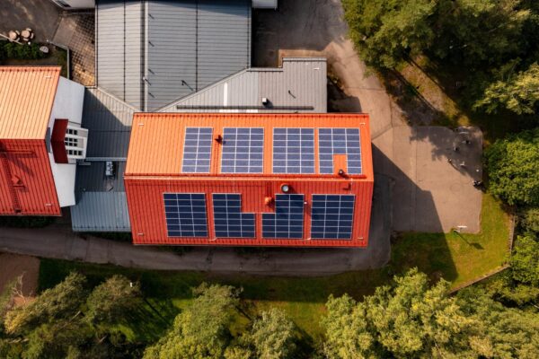 Cum alegi invertorul pentru un sistem fotovoltaic de 5 kW