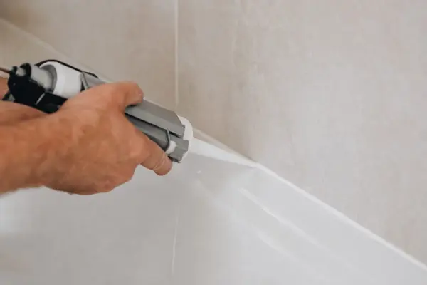Cum schimbi siliconul din jurul căzii sau cabinei de duș