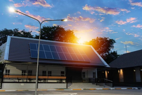Merită panourile fotovoltaice dacă factura la curent este mică?
