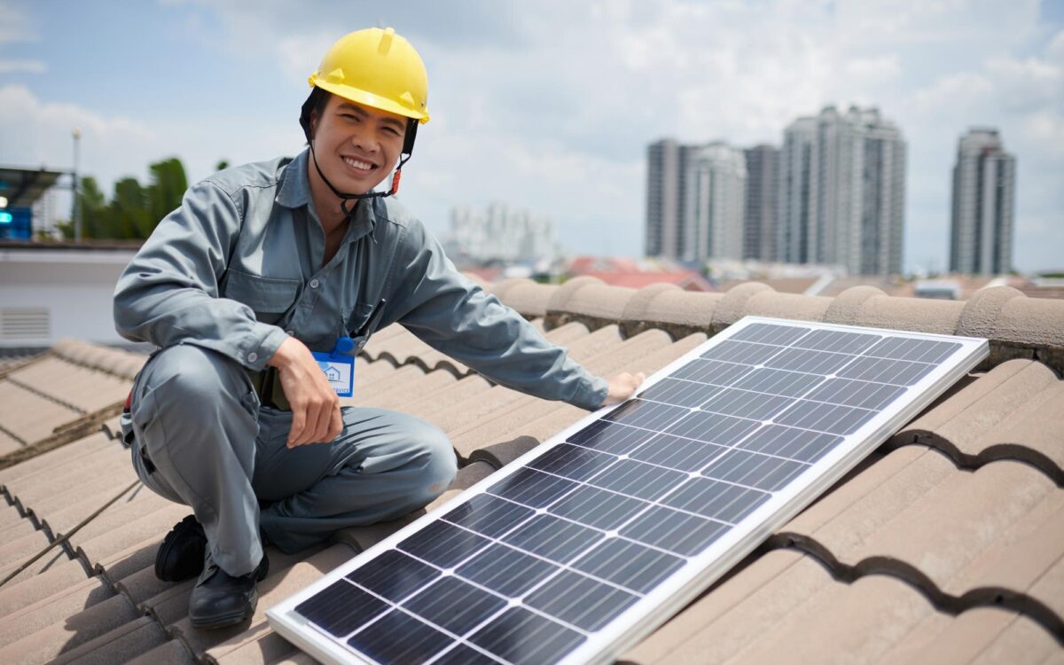 Panouri fotovoltaice pe țiglă ceramică: ce trebuie verificat înainte de montaj