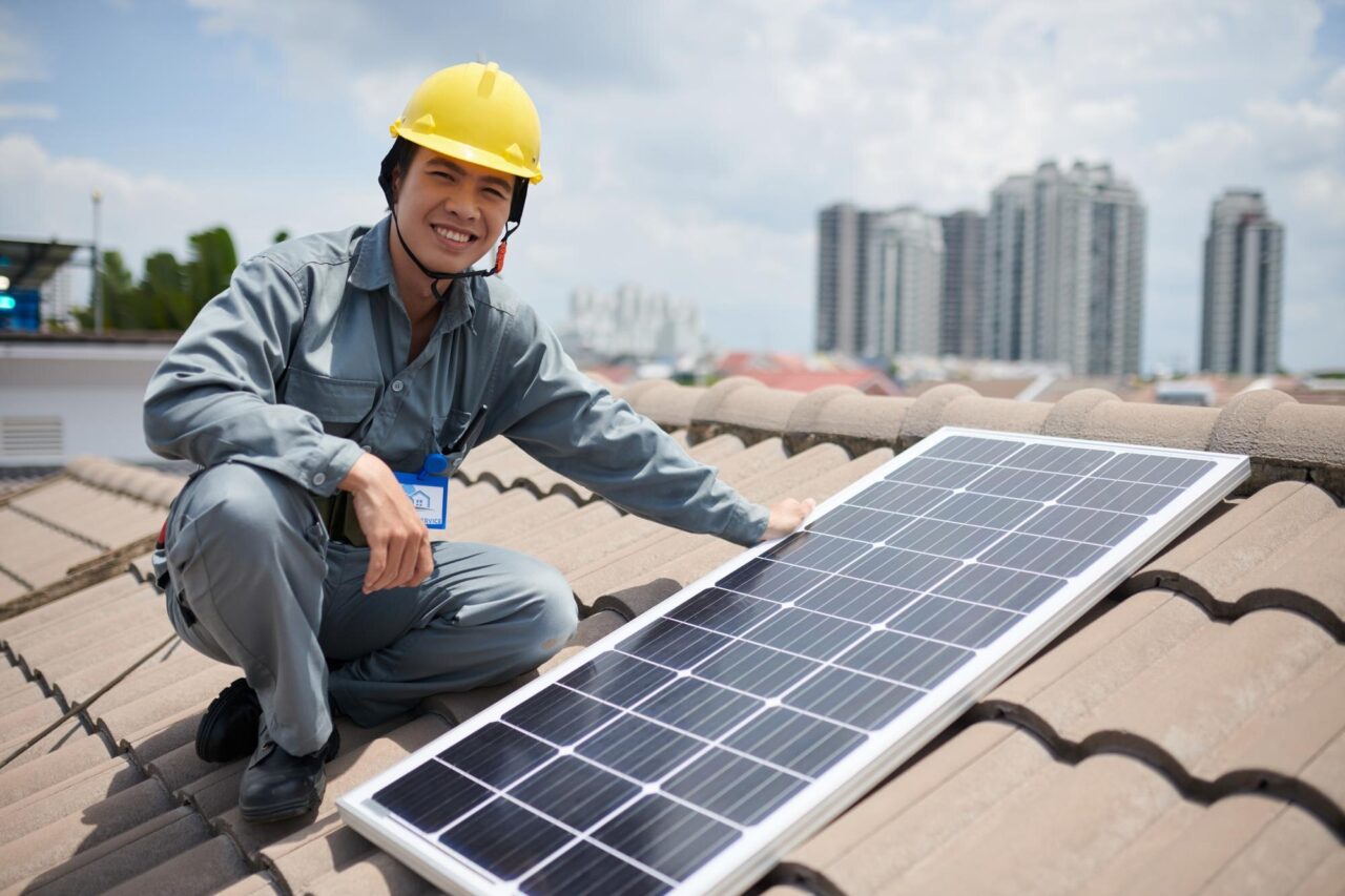 Panouri fotovoltaice pe țiglă ceramică: ce trebuie verificat înainte de montaj
