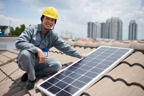 Panouri fotovoltaice pe țiglă ceramică: ce trebuie verificat înainte de montaj