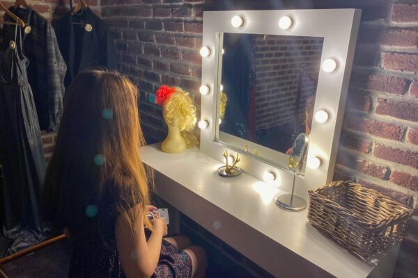 Măsuță de machiaj cu oglindă luminată și sertare – recomandări pentru mai multă depozitare
