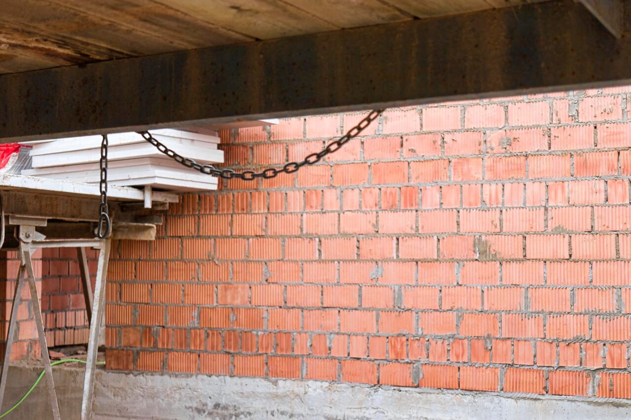 Cărămidă sau beton: Care material este mai potrivit pentru pereții casei
