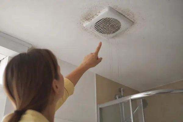 Baie fără fereastră: cum verifici dacă ventilația face față umezelii