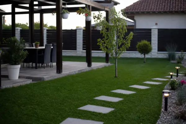 Gazon natural sau artificial? Ce variantă se potrivește curții tale