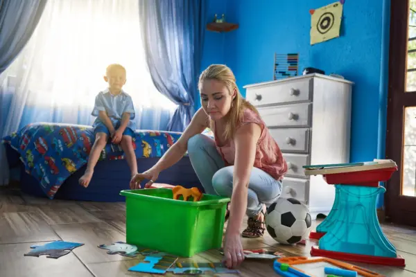 Rafturi și dulapuri în camera copilului: cum planifici o depozitare accesibilă