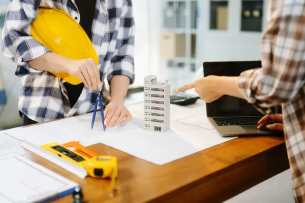 Advertoriale pentru firme de construcții: încrederea se toarnă înainte de fundație