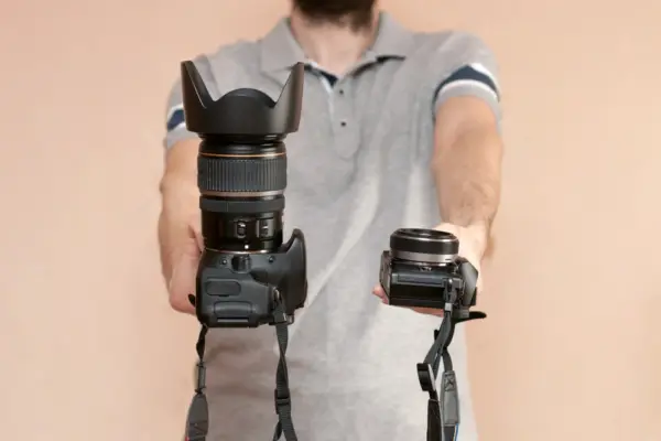 Ce diferențe contează cu adevărat când alegi o cameră pentru filmările de zi cu zi